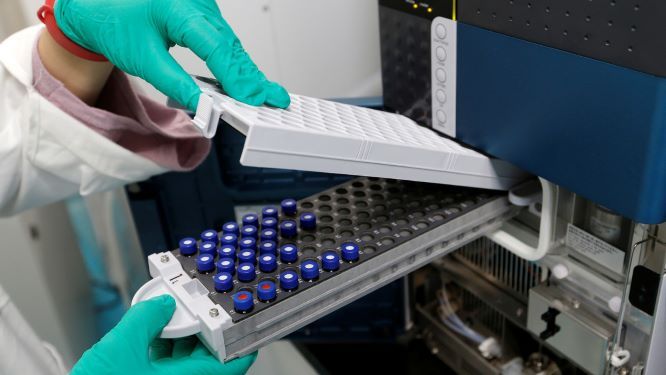 China aprueba una vacuna contra el coronavirus para ensayos clínicos
