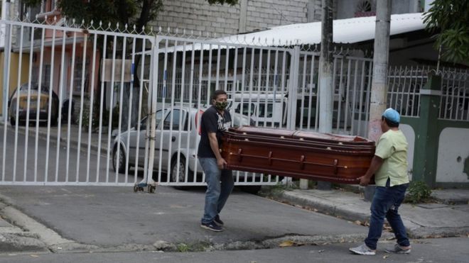 Coronavirus en Ecuador: el drama de Guayaquil, que tiene más muertos por Covid-19 que países enteros y lucha a contrarreloj para darles un entierro digno