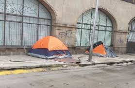 Personas en situación de calle se llevan casas de campaña del plantón FRENAA