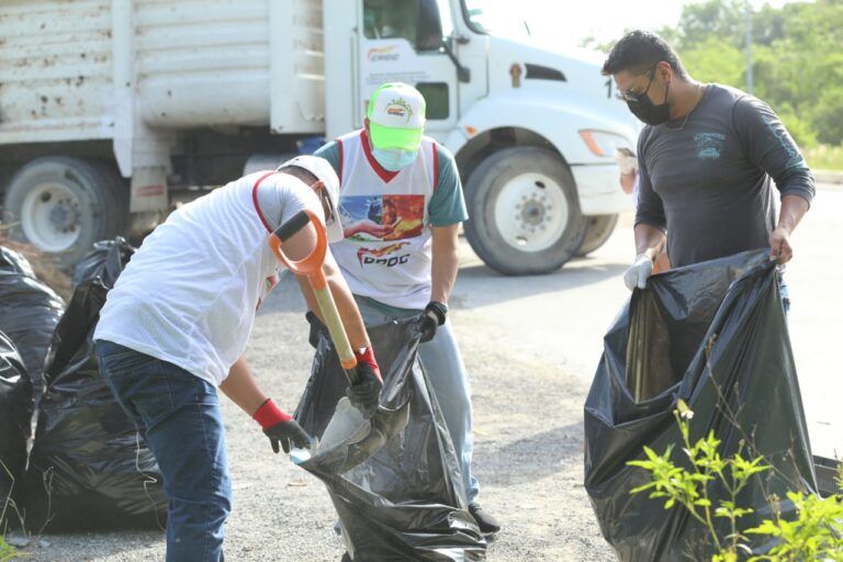 Brigada contra el Calentamiento Global CROC Playa del Carmen limpia tiradero en Cristo Rey