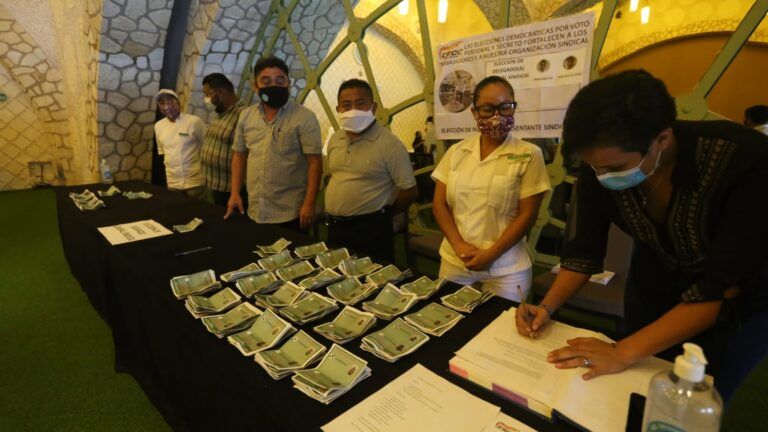 Toman protesta a delegado general de la CROC que fue ratificado en el Hotel Xcaret México