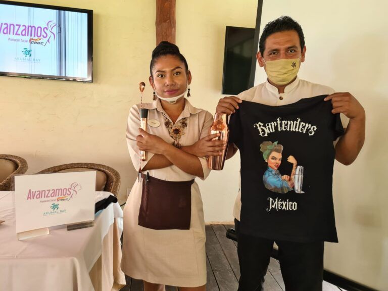 Una mujer accede al puesto de bartender en el hotel Akumal Bay