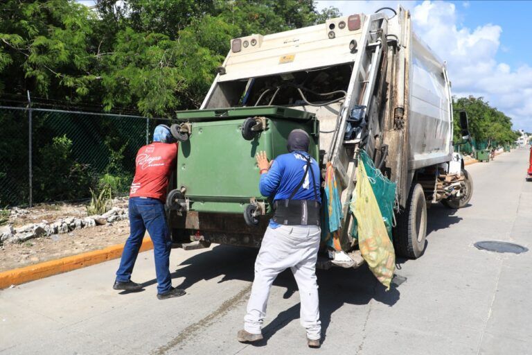 Lili Campos le cumple a Puerto Aventuras con labores de limpieza en calles y áreas públicas