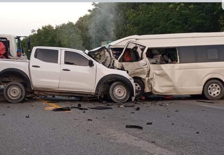 Transporte de personal de Chedraui choca contra una camioneta particular