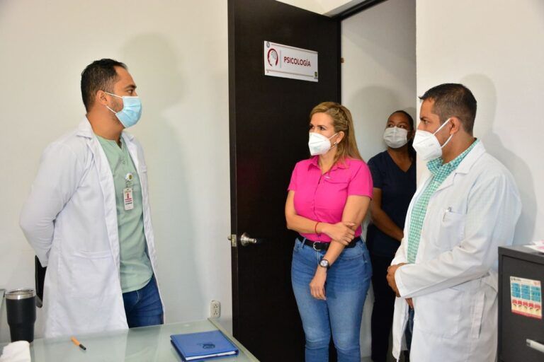 Lili Campos supervisa funcionamiento de los centros de salud municipales