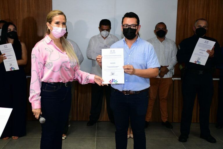 Entrega Lili Campos primeros nombramientos a integrantes de su gabinete