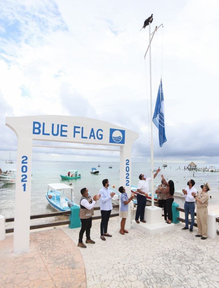 Encabeza Blanca Merari Tziu Muñoz izamiento de estandarte “Blue Flag” en la Ventana al Mar