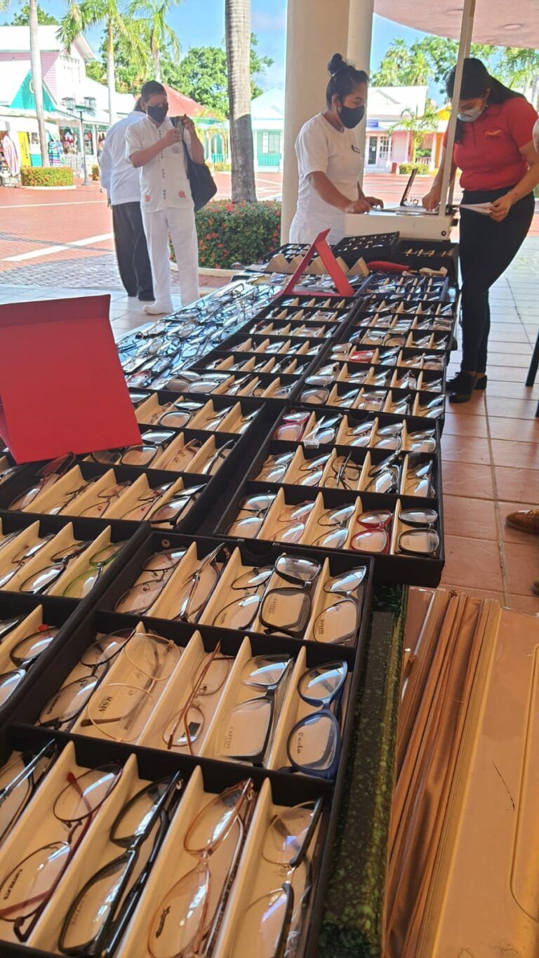 Trabajadores del Hotel Bahía Príncipe son beneficiados con jornada visual