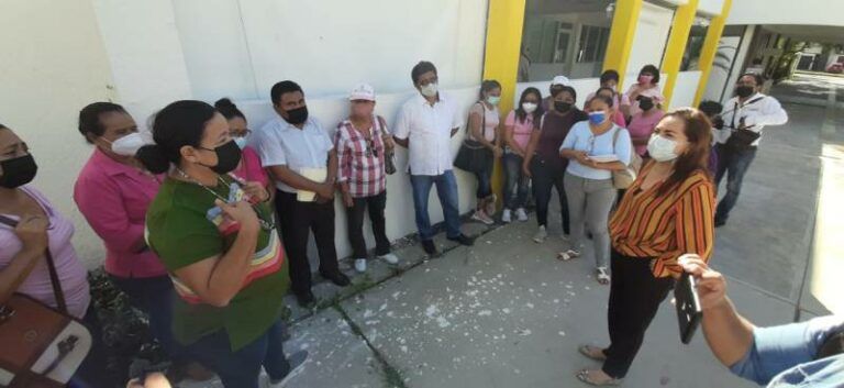 Se manifiestan trabajadores en el DIF estatal para exigir respeto a sus derechos laborales