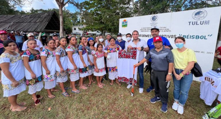Gestiona Marciano Dzul Caamal con empresarios uniformes para liga de béisbol #ZONAMAYA