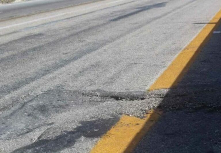 Carretera federal, de nuevo en riesgo; aparecen nuevas grietas