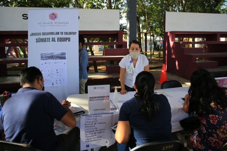 Gobierno de Solidaridad realiza Feria Municipal del Empleo en Villas del Sol