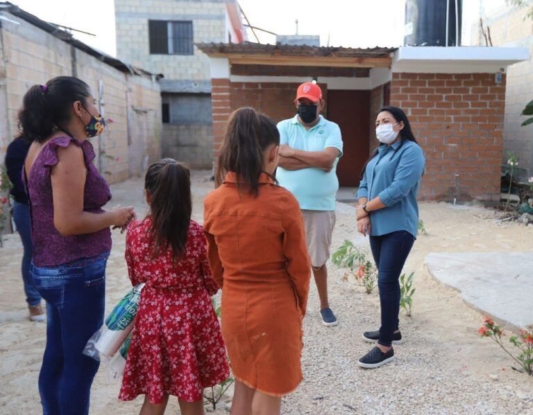 Atestigua Blanca Merari Tziu la entrega de casa construida con blocks de sargazo