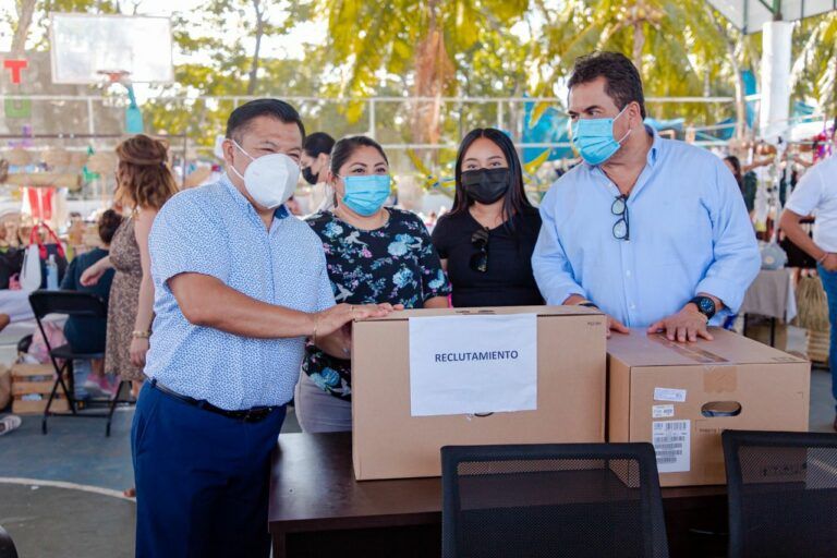Entrega Marciano Dzul equipo administrativo y policial para mejorar el servicio a la ciudadanía