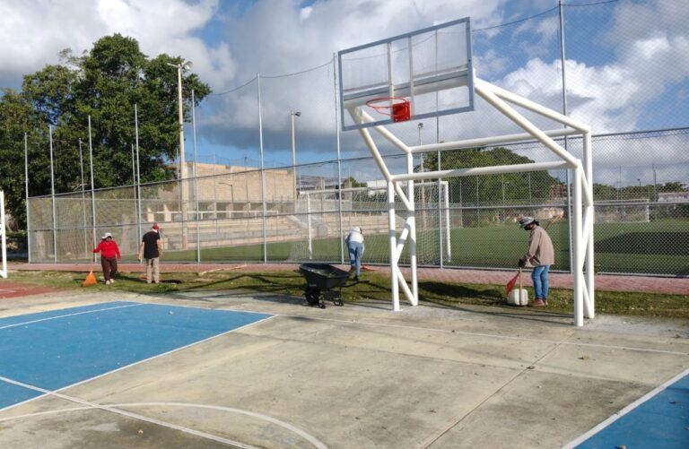 Gobierno de Puerto Morelos rehabilita espacios deportivos del municipio