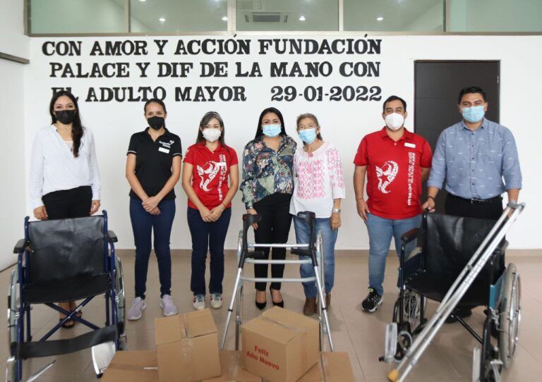 Blanca Merari recibe de Fundación Palace un lote de sillas de ruedas, andaderas, bastones y despensas