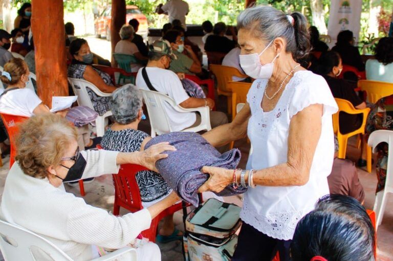 “Cobijan con amor” a familias de Puerto Morelos