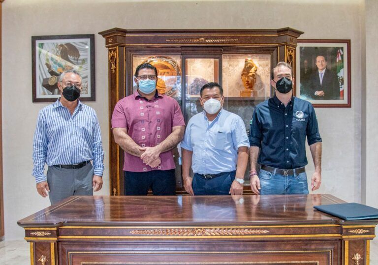 Entrega Marciano Dzul terreno para la nueva universidad gratuita que gestionó para las y los tulumnenses.