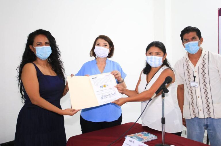 Kira Iris recibe constancia como candidata a diputada local por el Distrito X