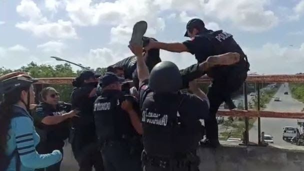 Policías evitan que una persona se lance de un puente en Playa del Carmen
