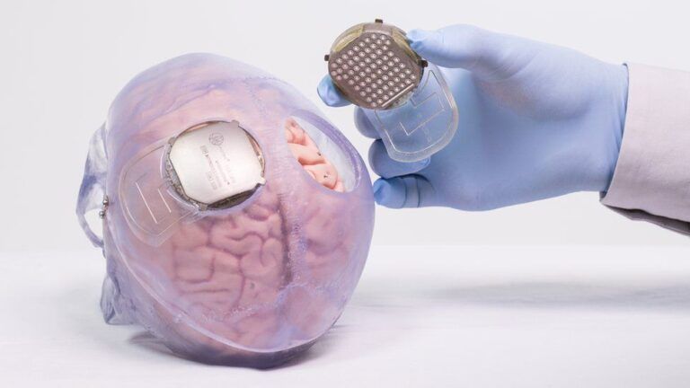 Un paralítico vuelve a caminar mediante dos implantes electrónicos en el cerebro