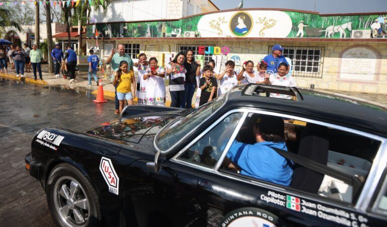 Blanca Merari da la bienvenida a pilotos del Rally Maya a la comunidad de Leona Vicario
