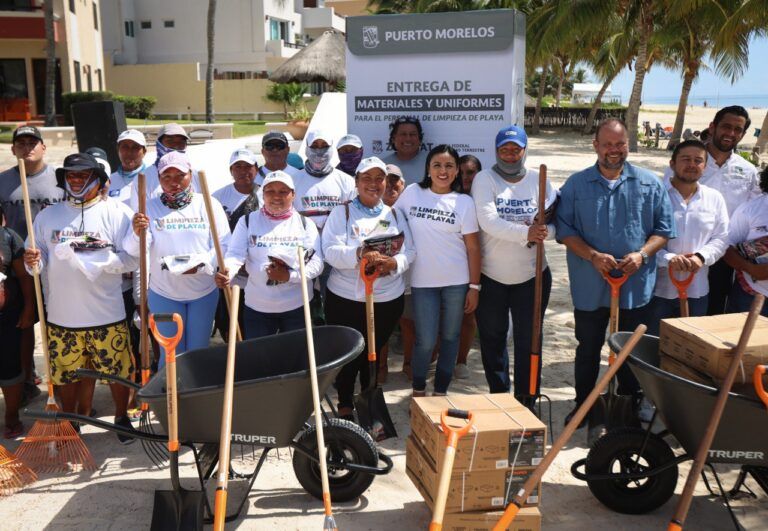 Blanca Merari entrega uniformes y herramientas a personal de limpieza de playas