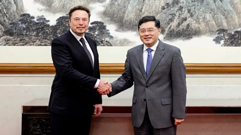 Elon Musk busca expandir la producción de baterías en China