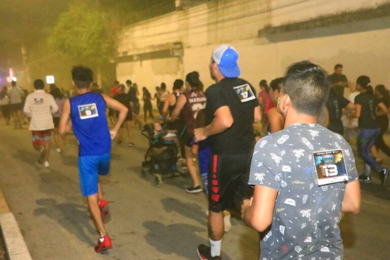 Solidaridad realiza primera carrera Injuve Neón 5K en Puerto Aventuras