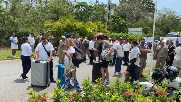 Trabajadores bloquean acceso al hotel Moon Palace en Cancún; exigen reparto de utilidades