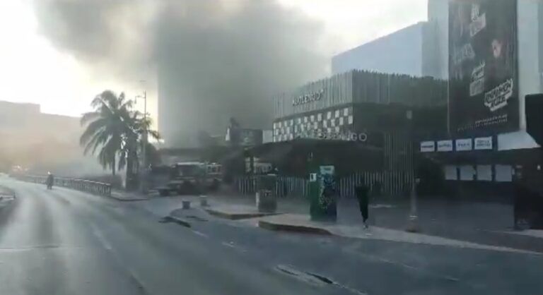 Evacúan por incendio a más de mil personas del Hotel Krystal, de la zona hotelera de Cancún
