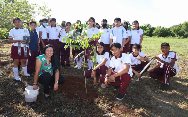 Blanca Merari encabeza jornada de reforestación en la secundaria “Francisco Zarco”