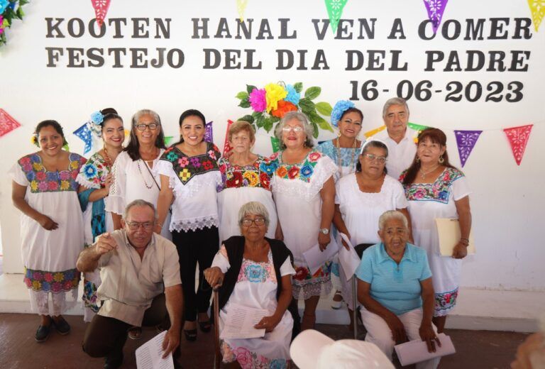 Blanca Merari convive con abuelitos de la casa del adulto mayor  “Nohoch Uinic”