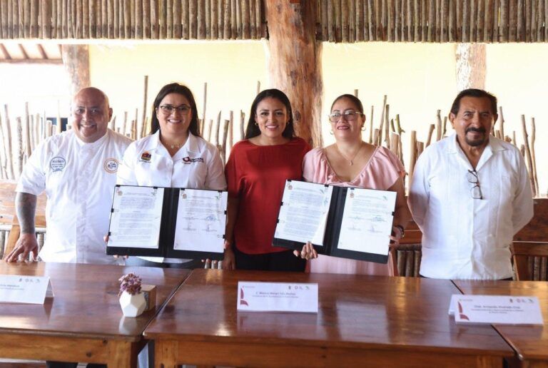 Atestigua Blanca Merari firma de convenio entre el Cecyte Leona Vicario y la Canirac