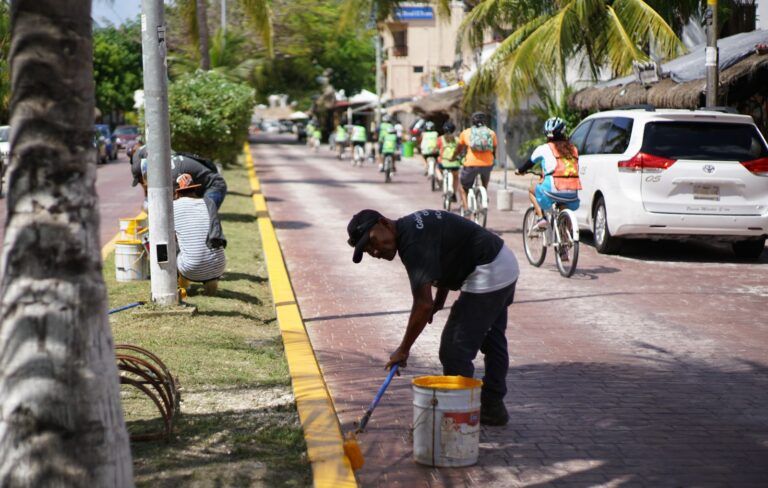 Gobierno de Puerto Morelos embellece la zona turística del municipio
