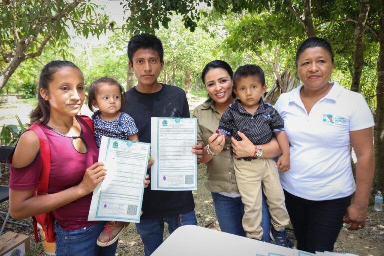 Lleva Blanca Merari brigada de servicios a comunidad de la zona agrícola
