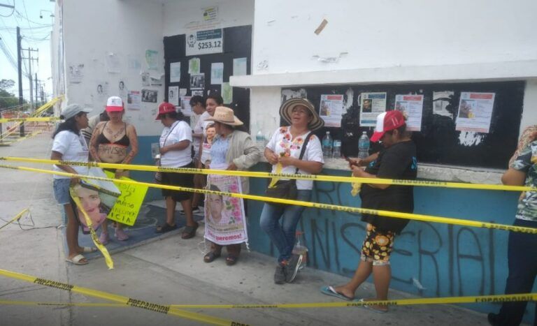 Madres buscadoras bloquean accesos a la Fiscalía General del Estado en Cancún