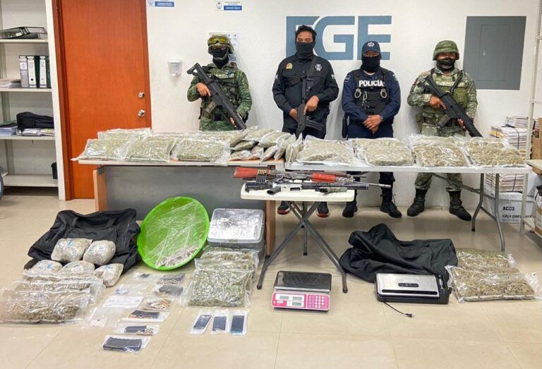 Asegura FGE Quintana Roo 40 Kgs. de estupefacientes, vehículos y armas en cateos realizados en Playa del Carmen