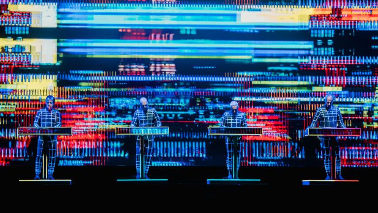 Kraftwerk volvió a seducir a sus seguidores con su estilo visual y sónico