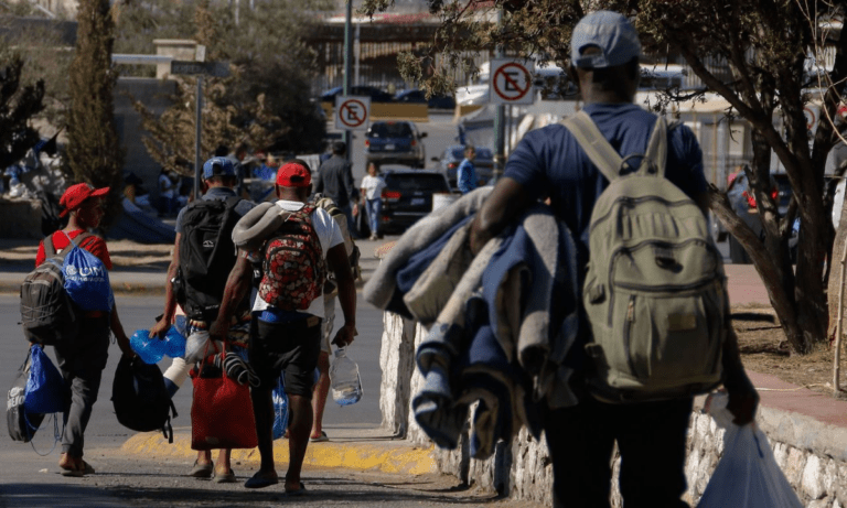 Tratantes mexicanos enganchan migrantes y los explotan en su camino a EU