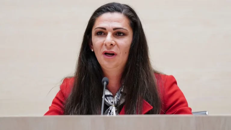 Ordenan a Conade devolver becas a nadadoras artísticas