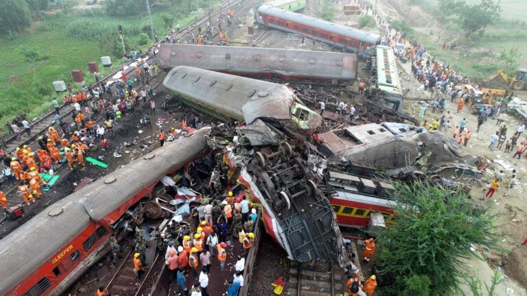 Error humano, posible causa de la colisión de los trenes en India