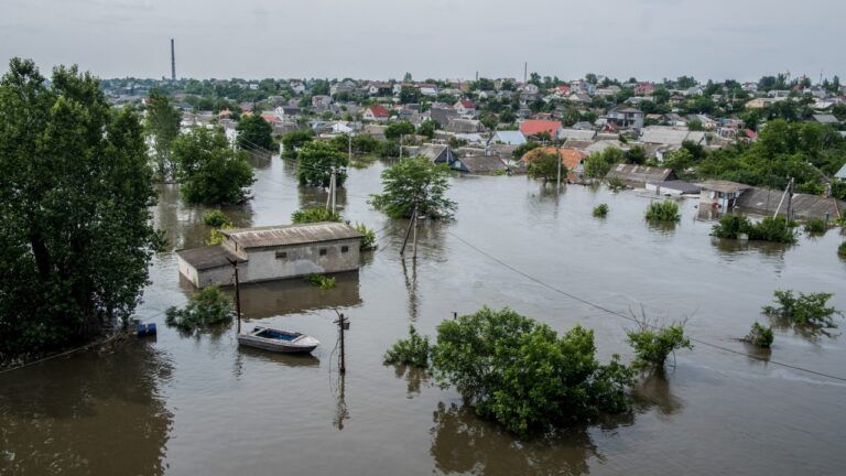 Miles de casas devastadas por inundación en Ucrania