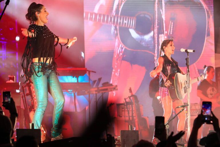 “Ha Ash” satisface a sus seguidores en la Feria del Carmen