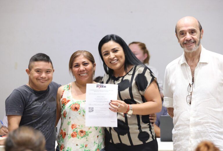 Entrega Blanca Merari constancias del programa estatal “Mujer es Poder”