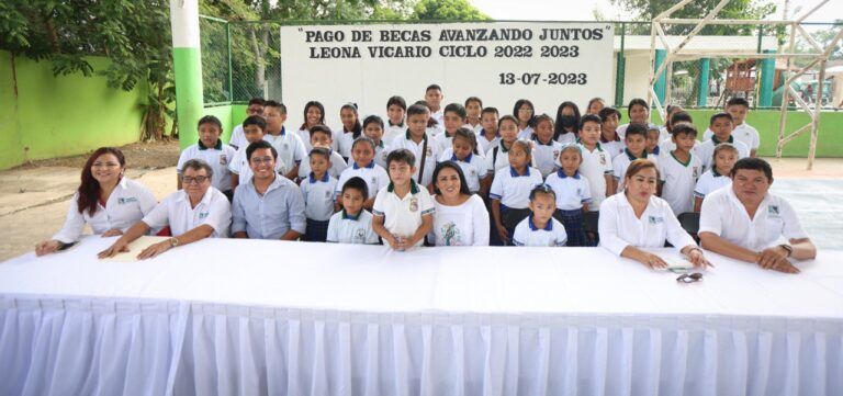 Blanca Merari entrega becas escolares a estudiantes de la comunidad de Leona Vicario