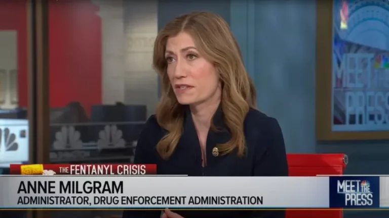 Louis Milione subdirector de la DEA, dimite por vínculos con farmacéuticas sancionadas