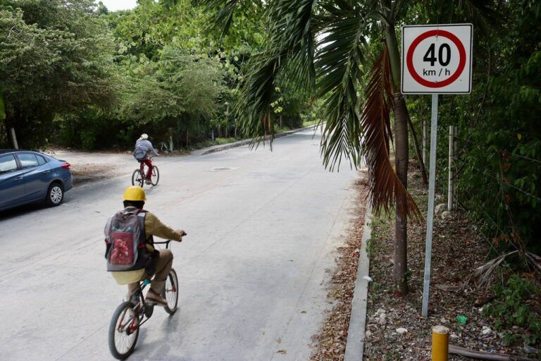 Coloca gobierno de Puerto Morelos nueva señalética en vialidades del municipio