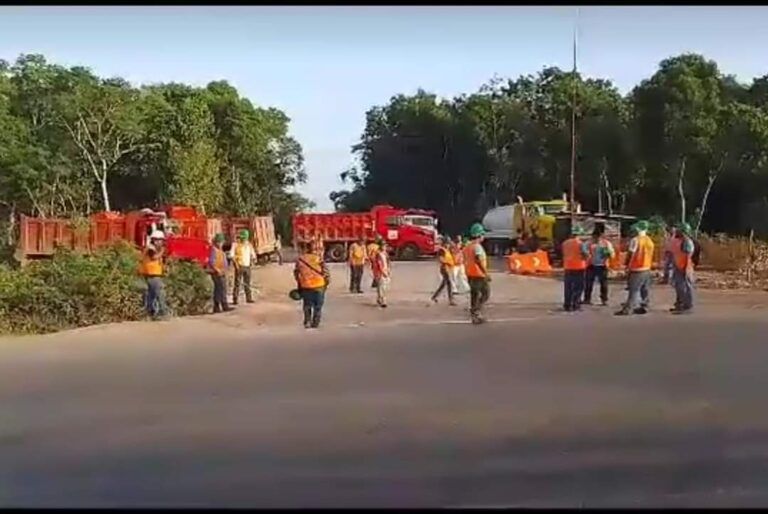 Por falta de pago, conductores de volquetes inician paro de labores en obras del Tren Maya