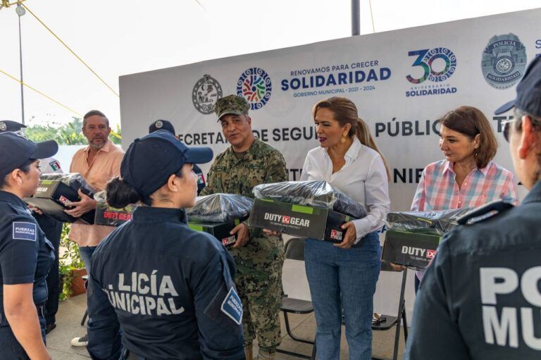 Lili Campos entrega equipo y anuncia aumento en seguro de vida a policías de Solidaridad